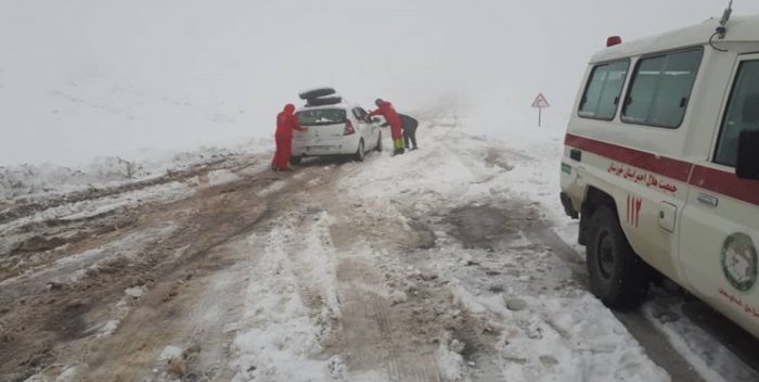 امدادرسانی به ۳۰۰ خودروی گرفتار شده در برف و کولاک در اندیکا