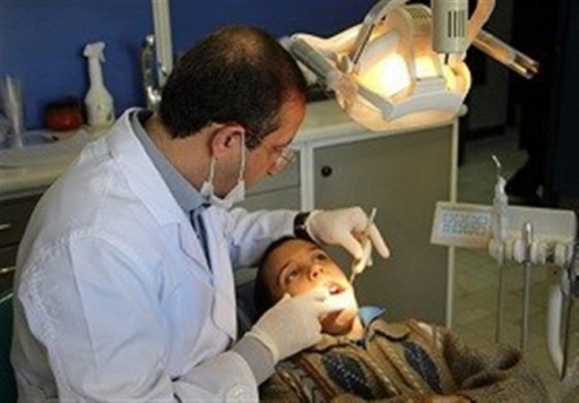 یک متخصص: پوسیدگی دندان از دهان والدین به کودک نیزمنتقل می‌شود