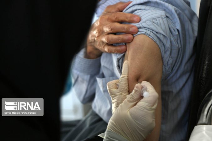 افراد بالای ۵۰ سال برای تزریق واکسن باید ثبت نام کنند