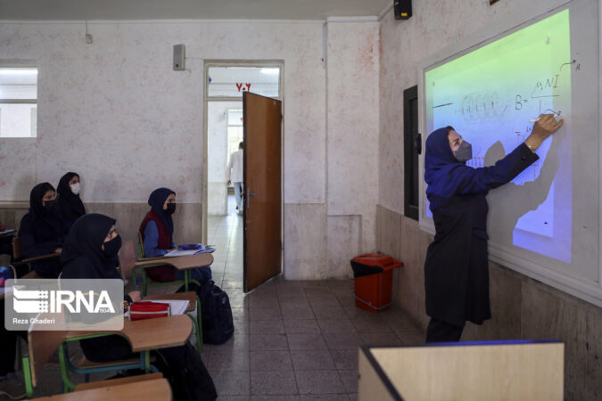 استاندارخوزستان: معلمان نباید دغدغه معیشت داشته باشند