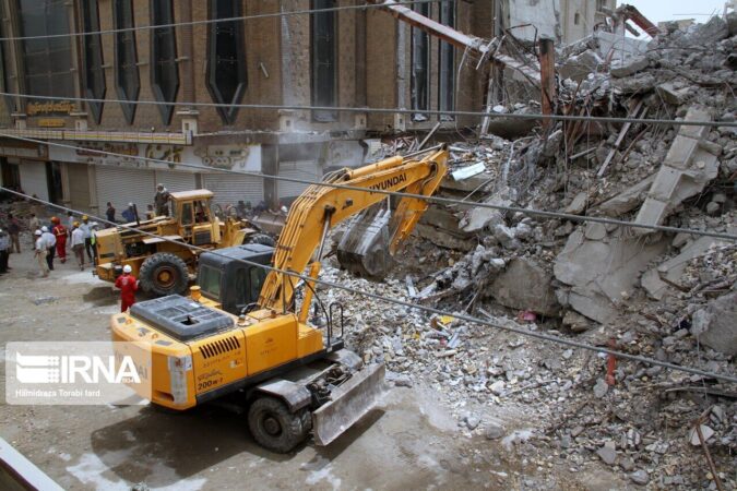مرحله نخست تخریب بقایای ساختمان متروپل آبادان آغاز شد