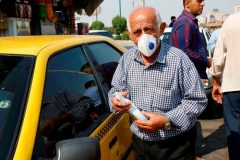 گزارش تصویری از توزیع هزار محلول ضدعفونی کننده دست، توسط سازمان تاکسیرانی شهرداری اهواز در بین تاکسیداران اهوازی