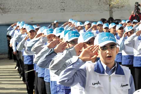 فعالیت ۷ هزار انجمن اولیا و مربیان در خوزستان/ شرکت ۳۰۰ هزار دانش‌آموز در طرح همیار پلیس