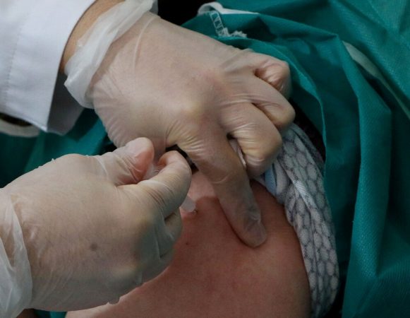 مردم خوزستان تا آخر بهار ۱۴۰۰ واکسینه می‌شوند