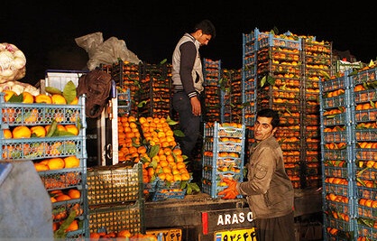 جولان دلالان در میدان تره‌بار اهواز