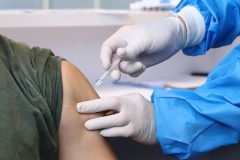 آغاز تزریق دوز سوم واکسن به افراد بالای ۶۰ سال در خوزستان