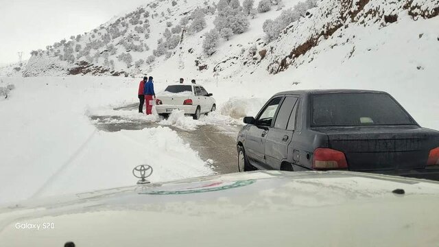 امدادرسانی به ۱۸ خودروی گرفتار در برف اندیکا