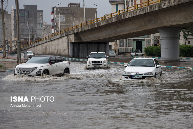 تردد در خیابان‌های ‌آب گرفته‌ اهواز روان است